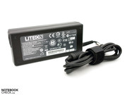 Das 90 Watt Netzteil ist nicht sonderlich kompakt und leicht.