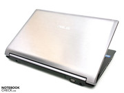 Der Displaydeckel aus Aluminium wertet die Optik zuästzlich auf.