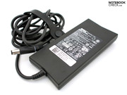 Schlank und dennoch kraftvoll ist das 90 Watt Netzteil.
