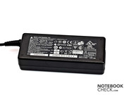 Das Netzteil des Asus Notebooks ist sehr klein und leicht.