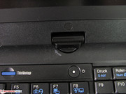 das Drehscharnier ist stabiler als beim HP 2740p, erreicht aber nicht die Festigkeit des X220 Subnotebooks
