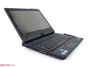 eng verwandt mit dem X220 ist es deutlich größer und schwerer