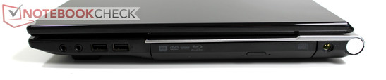 rechte Seite: Kopfhörer, Mikrofon, 2x USB 2.0, Blu-Ray, Stromversorgung