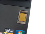Neben dem Fingerprintreader sind auch die sonst üblichen Sicherheitsfeatures vorhanden.