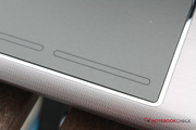 Das Touchpad ist sehr groß geraten und hat integrierte Tasten.