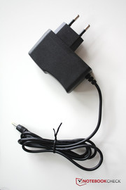 Das Netzteil leistet gerade einmal 10 Watt, was aber für das Tablet ausreicht.