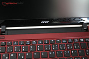Typisches Designmerkmal von Netbooks: Der Akku ist an der Oberseite zu sehen.