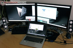 ...lassen sich parallel zwei externe Monitore (je 1920x1200) zusätzlich zum internen Display betreiben.