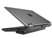 ...einen Reiseakku erwerben, der an der Unterseite des M9400 angedockt wird. Durch die Keilform des Akkus wird das M9400 zudem fürs Schreiben kommod nach vorne geneigt. (Bild: Fujitsu Siemens Computers)