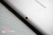 Die Kamera löst mit 3.2 Megapixel auf, einen Blitz gibt es nicht.