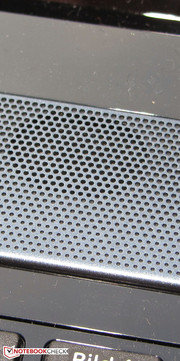 Die Lautsprecher sitzen oberhalb der Tastatur.