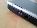 Anschlüsse Rückseite: RJ-11 Modem Port (bei besteimmte Modelle), analoger Videoausgang, LAN Port
