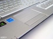 Gut zu bedienen war auch das Touchpad, lediglich die durchgehende Tastenleiste benötigt eine gewisse Einarbeitungszeit.
