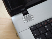Die zwei kleinen Lautsprecher sind links und rechts über der Tastatur zu finden.