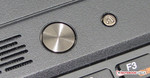 Links der Powerbutton, rechts die OneKey-Recovery-Taste.
