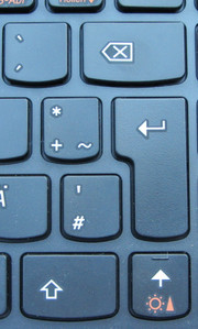 Die rechte "Shift"-Taste  sowie die "Backspace"- und "Enter"-Taste sind kleiner als gewohnt.