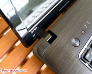 Die Scharniere des Lenovo G780 lassen das Display bei Erschütterungen stark nachwippen.