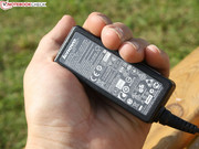 Ein handliches Stecker-Netzteil hätte besser zur dieser Geräteklasse gepasst.