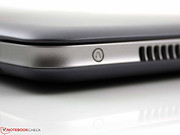 Lenovo gibt 21 Millimeter an, mit Standfüßen sind es aber bereits 24 Millimeter.