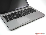 Die Unterkante kann mittig eingedrückt werden (unter Touchpad).