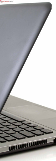Lenovo IdeaPad U510: Die kühlen Alu-Flächen wissen zu gefallen. Die Base Unit hat jedoch keine hohe Verwindungsfestigkeit.