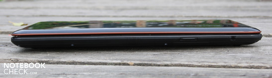 Frontseite: Kartenleser, WLAN-Schalter
