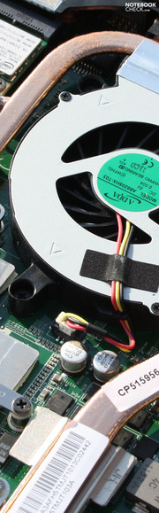 Fujitsu Lifebook AH531: Bei Belastung steigt die Abwärme der Unterseite bis auf 48 Grad.