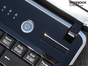 Für eine optische Aufmunterung sorgt die große Power-Taste und der Klavierlack als Tastatur-Rahmung.