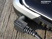 Der abgewinkelte Netzstecker führt das Kabel schnell nach hinten weg.