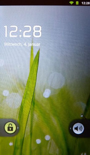 Der Lockscreen erinnert an etwas ältere Android Versionen,