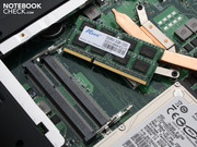 Eine große Klappe auf der Unterseite gibt das vollständige Mainboard frei.