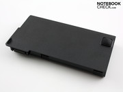 befindet sich ein Standfuß. Ohne Akku kippelt das Notebook demnach.