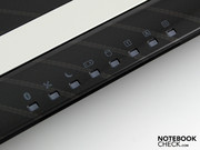 Eine Batterie deutlich blinkender Lämpchen zeigt Aktivität an (WLAN, HDD, Num-Lock etc.).
