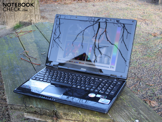 MSI CR630-V1225FD: Die spiegelnden Flächen schreien nach einem Putztuch.