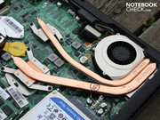 CPU (links unten) und GPU haben jeweils einen eigenen Wärmeleiter.