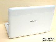 Mit glänzendem Displaydeckel und beleuchteten MSI Logo zieht die weiße Variante die Blicke auf sich.
