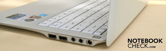 Rechte Seite: 2xUSB-2.0, Kopfhörer, Mikrofon, Stromanschluss