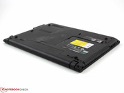 Das Kunststoff-Chassis lässt sich deutlich verwinden und hinterlässt haptisch einen minderwertigen Eindruck.