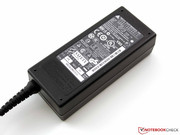 Das handliche 65-Watt-Netzteil lädt zuerst den Basis-Akku,