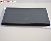 Das neue Windows-Logo ziert das Microsoft Surface auf dem Kickstand, ...