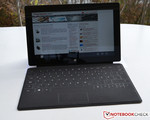 10,6-Zoll-Bildschirm mit 1.366 x 768 Pixel (16:9 Format).