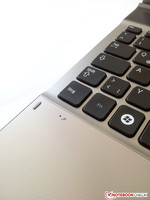 Integriertes Mikrofon unterhalb der Tastatur