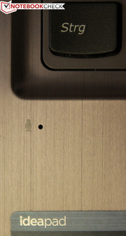 Das Mikrofon ist links unter der Tastatur positioniert.