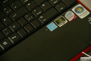 Das Mikrofon befindet sich unter der Tastatur auf der Handballenauflage auf der rechten Seite.
