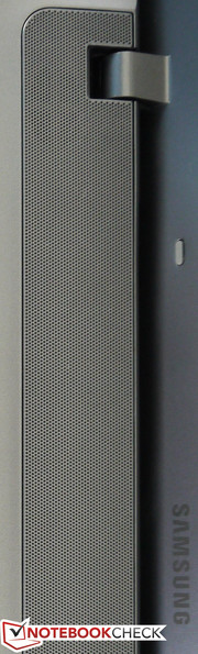 Die Stereo-Lautsprecher sitzen hinter dem Gitter.