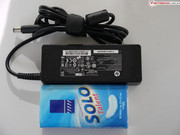 ...und wird mit einem 90-Watt-Netzeil wieder geladen.