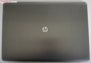 Der Displaydeckel des 4740s ist silbergrau...
