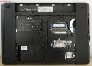 Ebenfalls über die Schieber wird die Wartunksklappe entfernt.