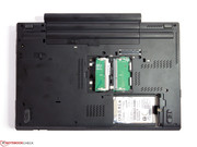 Für zwei weitere RAM-Module gibt es zwei weitere Steckplätze am Unterboden.