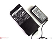 Das Netzteil mit 170 Watt Leistung ist groß und schwer.